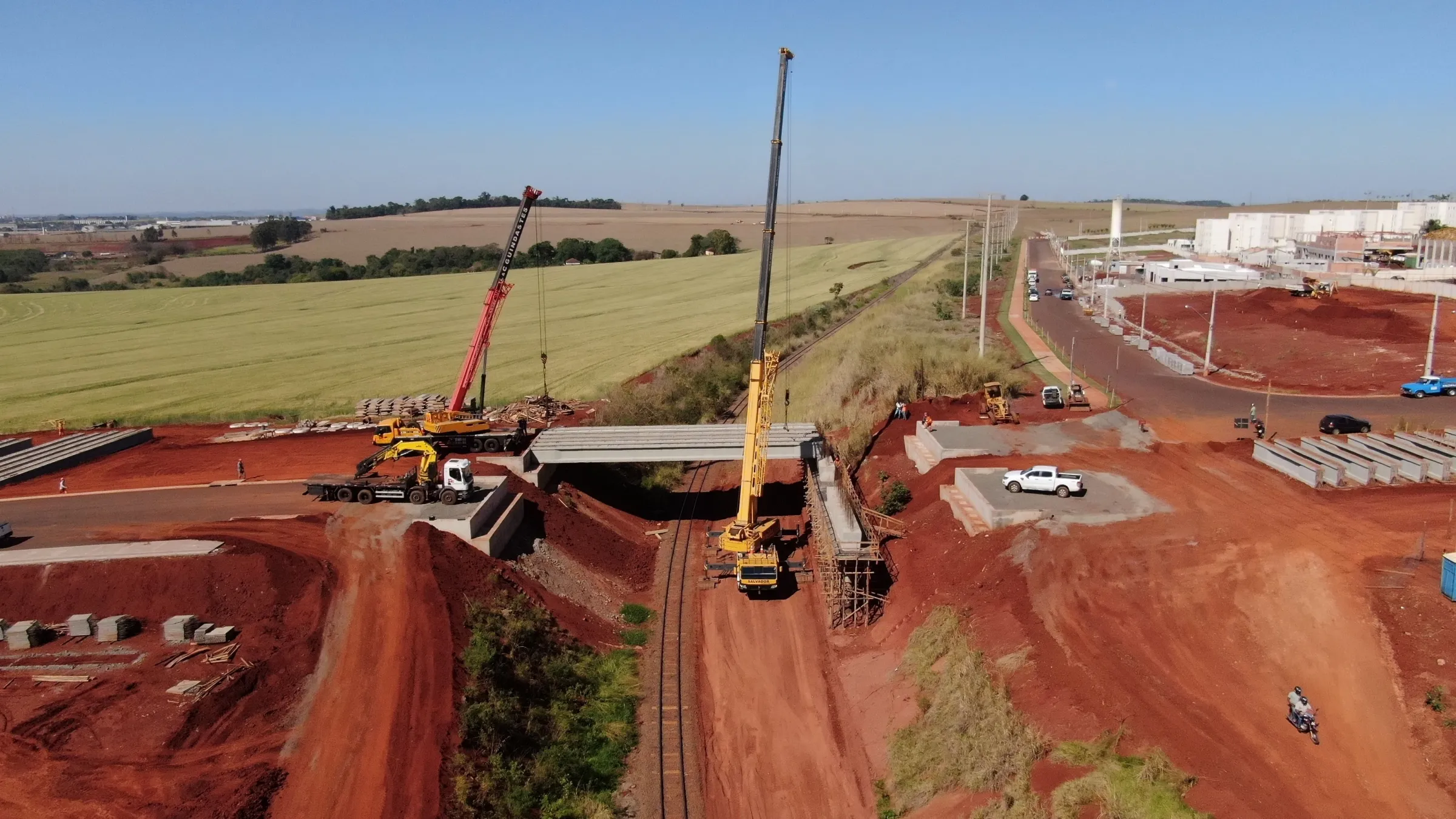 Ponte recém-construída em estrada rural com carro atravessando — obra entregue pela M MARTTINS