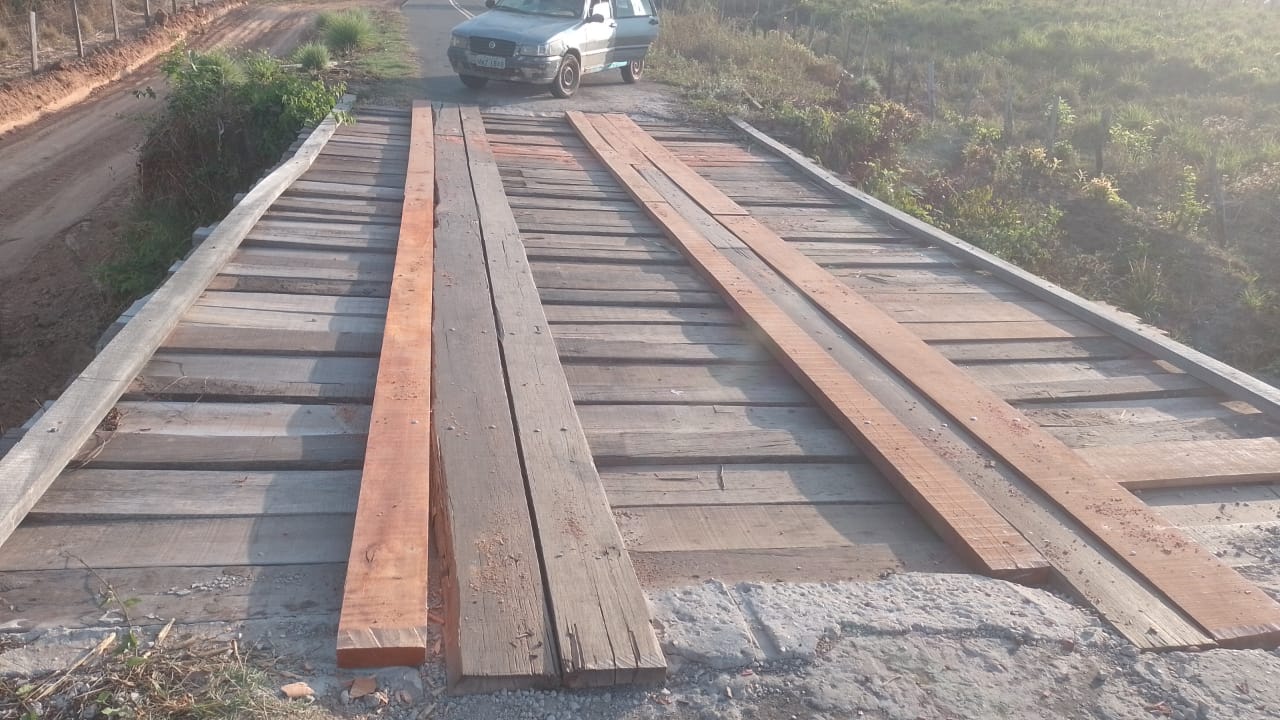 Ponte recuperada com tabuleiro de concreto e guarda-corpo amarelo