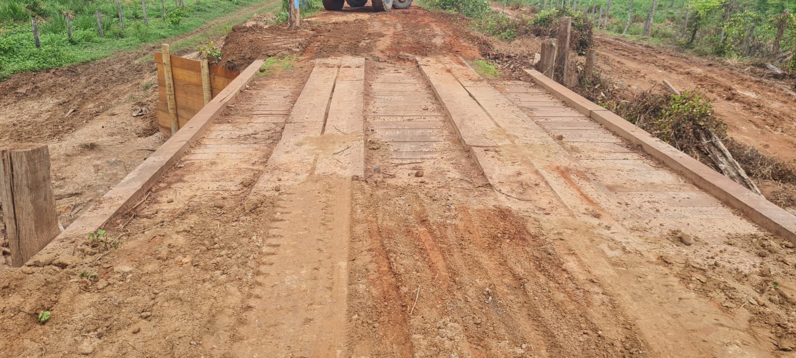 Obra urbana com guias, sarjetas e acabamento