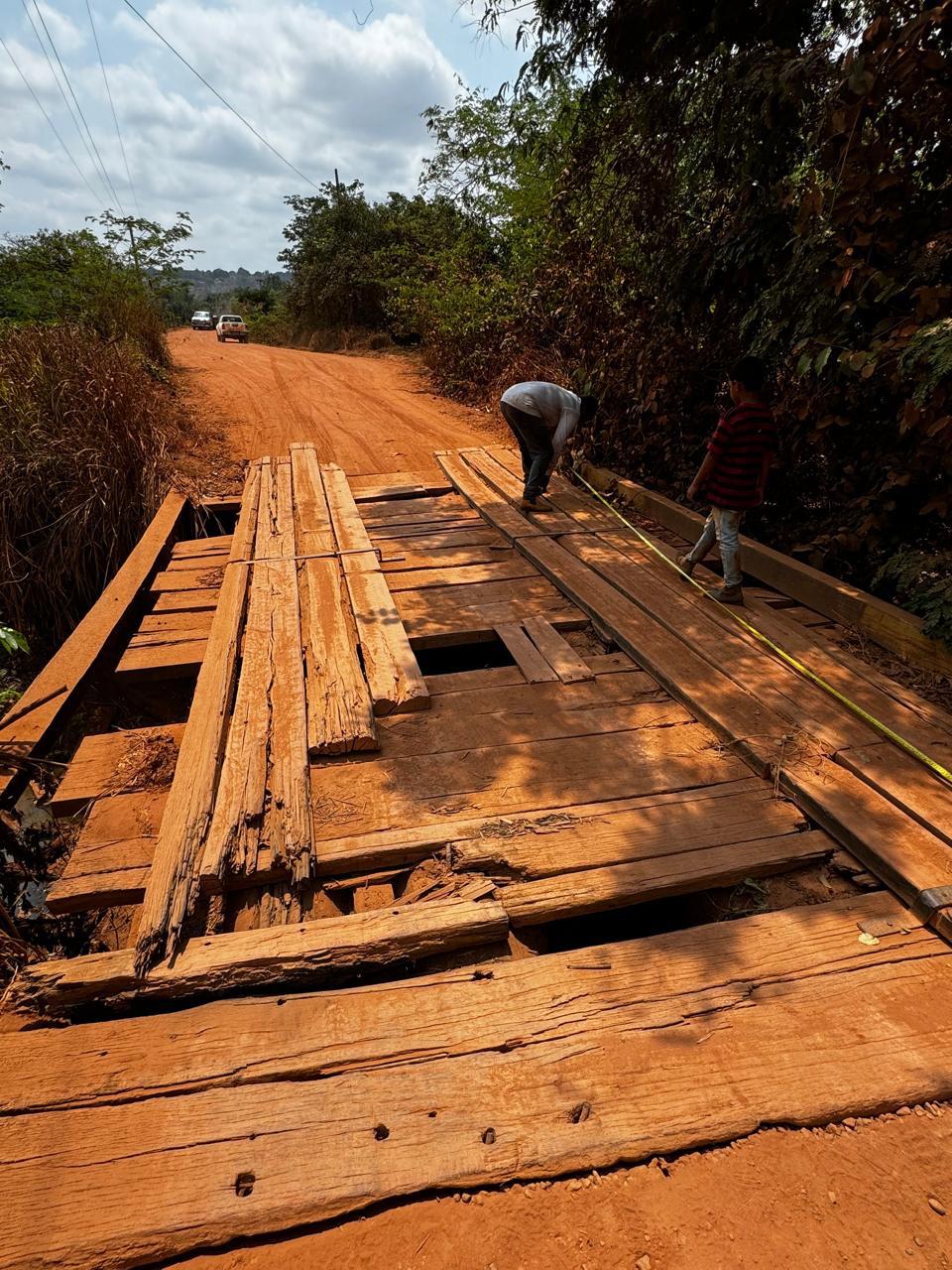 Via pavimentada em zona rural com guarda-corpos e acabamento concluído