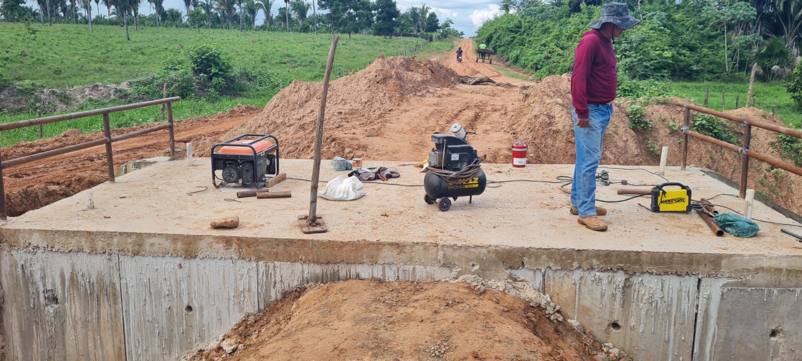 Estrutura de drenagem com bueiro em construção